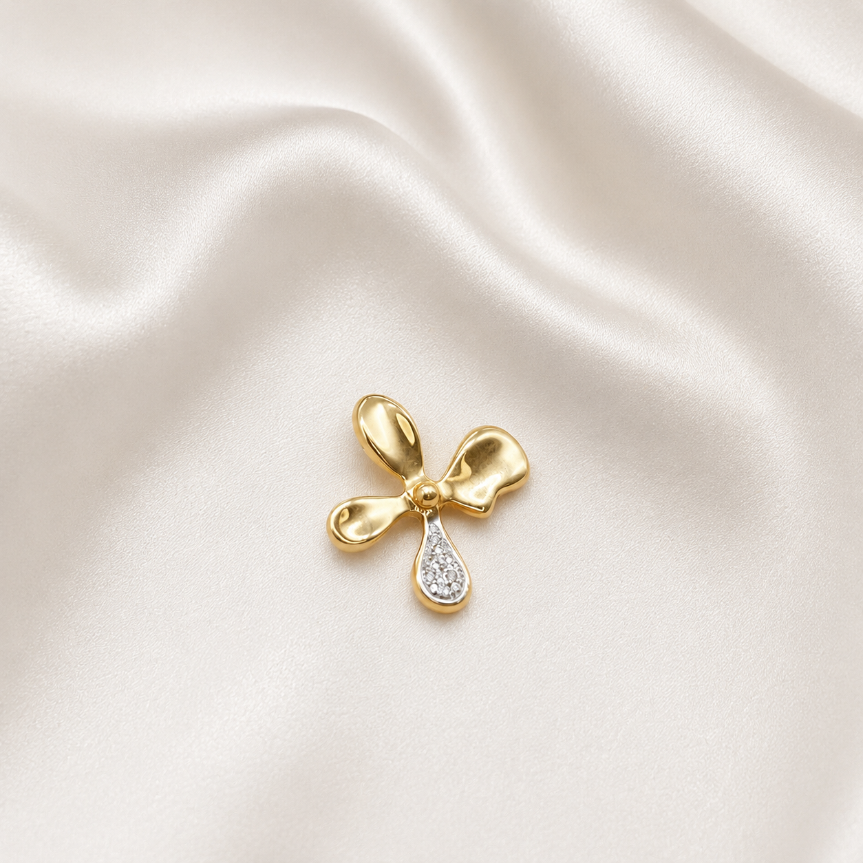 Colgante Flor Irregular con Diamantes en Oro Amarillo 18k