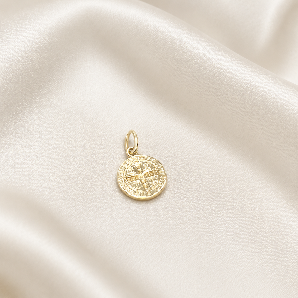 Medalla San Benito Mini en Oro Amarillo 18k