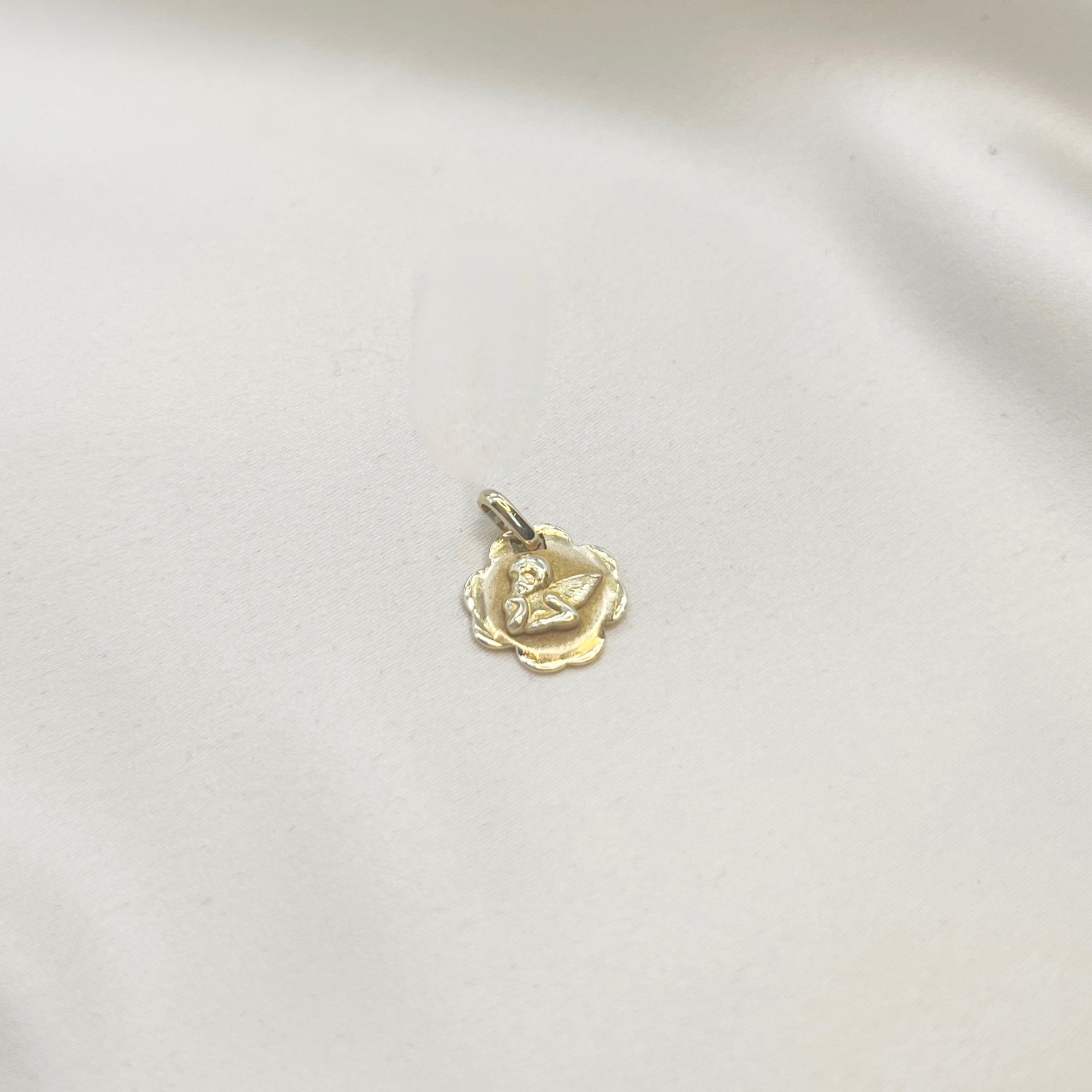 Medalla Querubín Pensativo en Oro Amarillo 18k