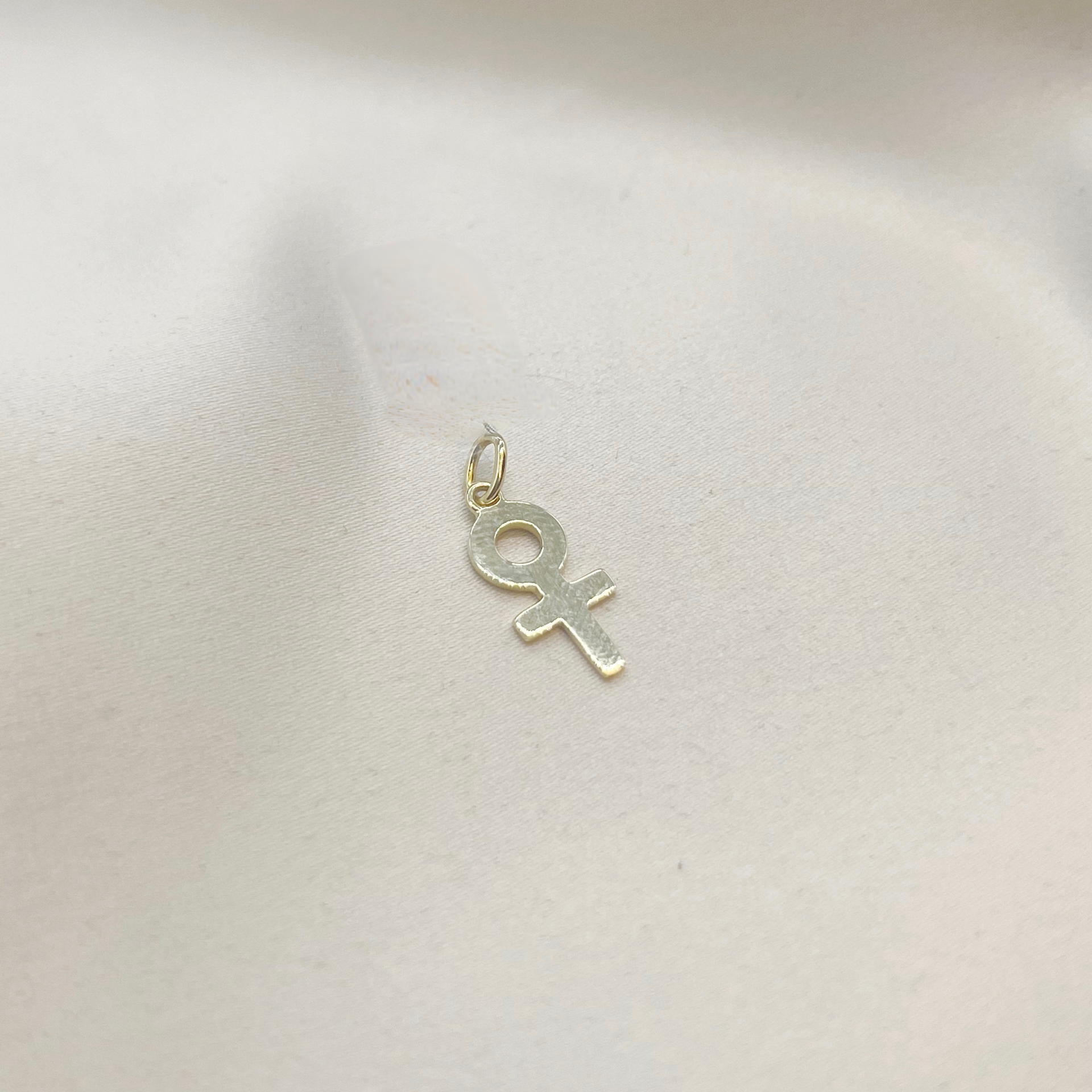 Colgante Símbolo Mujer en Oro Amarillo 18k