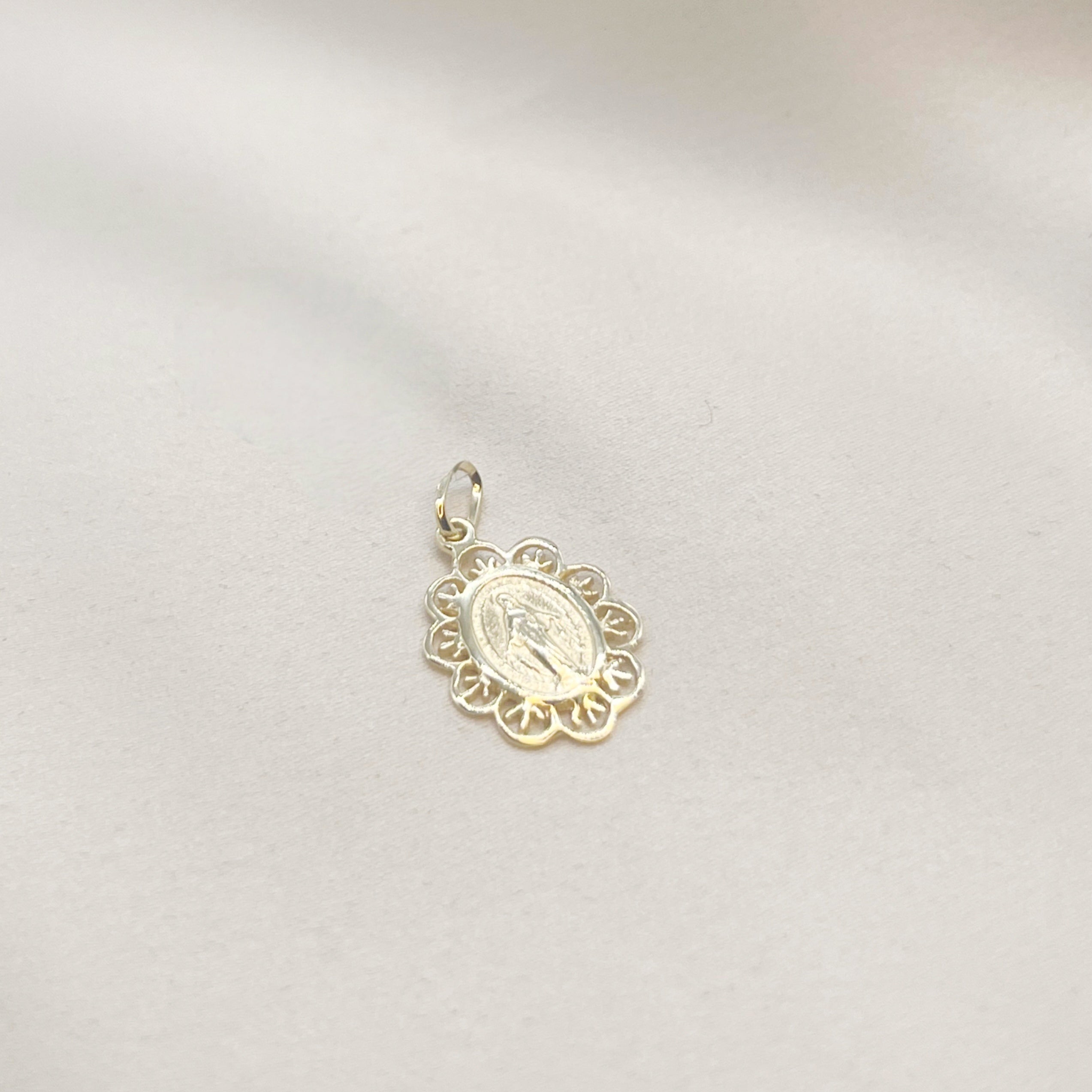 Medalla Virgen de los Rayos Broderie en Oro Amarillo 18k