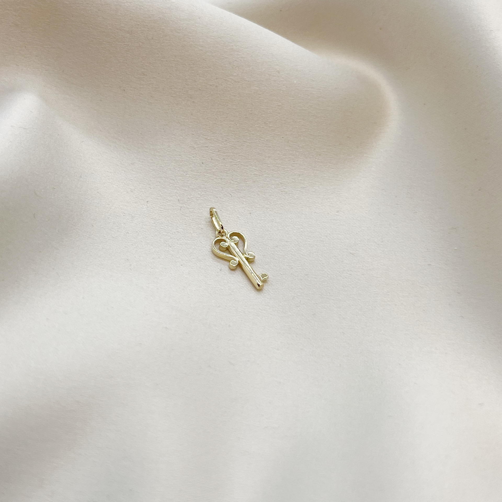 Colgante Llave Antigua en Oro Amarillo 18k