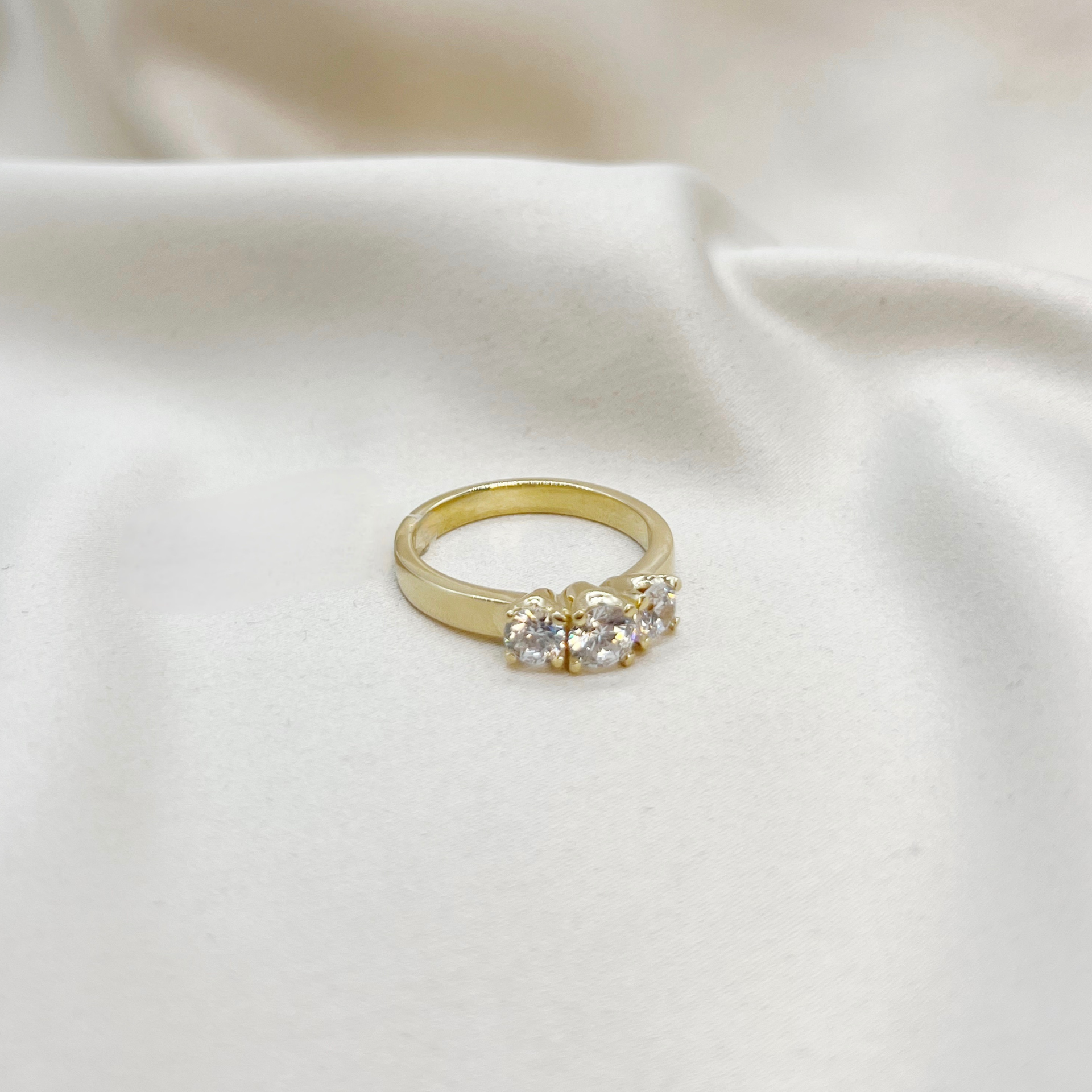 Anillo tricillo de circones en oro amarillo 18kt