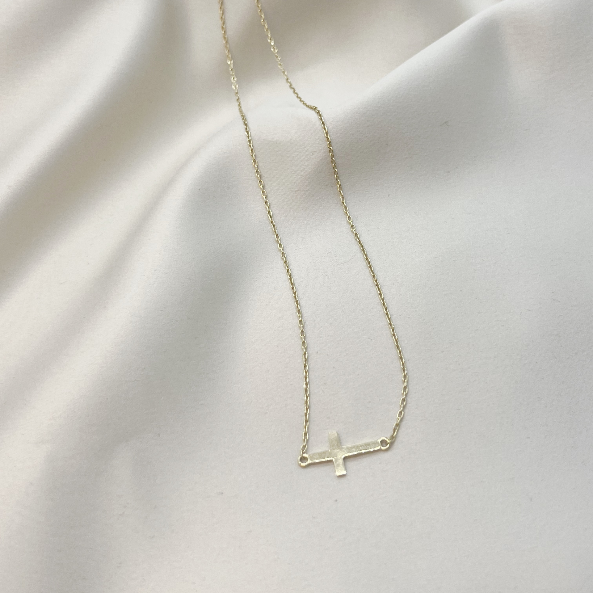 Collar Cruz Horizontal en Oro Amarillo 18k