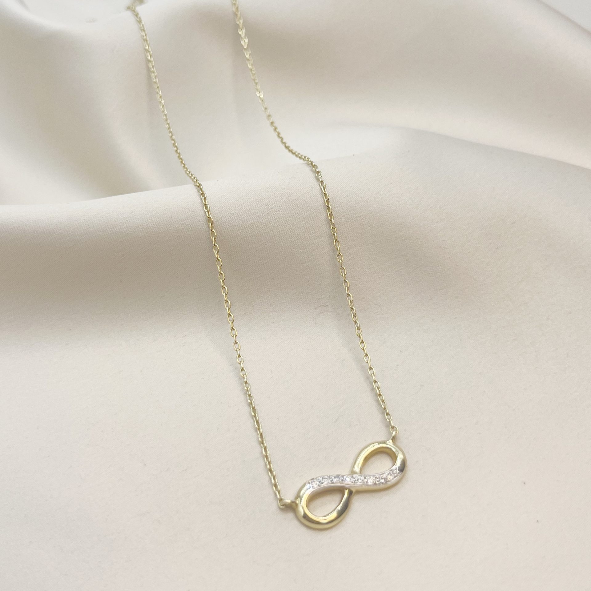 Collar Infinito con Circones en Oro Amarillo 18k