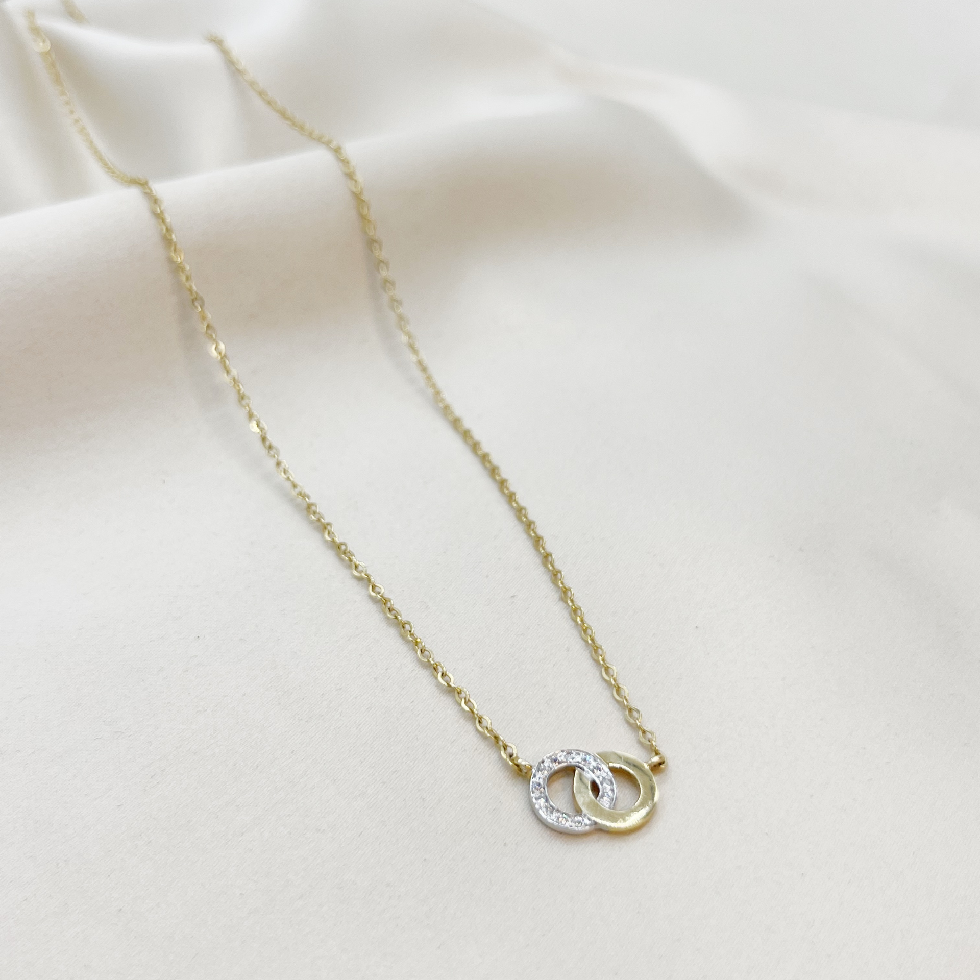 Collar Doble Círculo Entrelazado con Brillantes en Oro Amarillo 18k