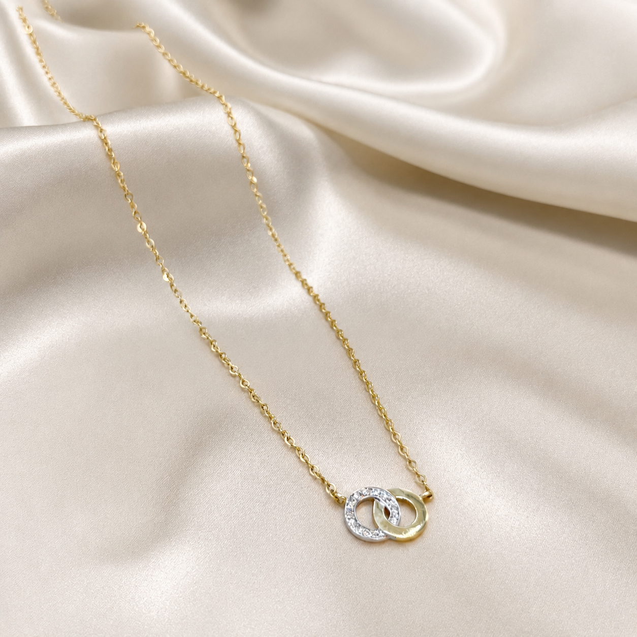 Collar Doble Círculo Entrelazado con Brillantes en Oro Amarillo 18k