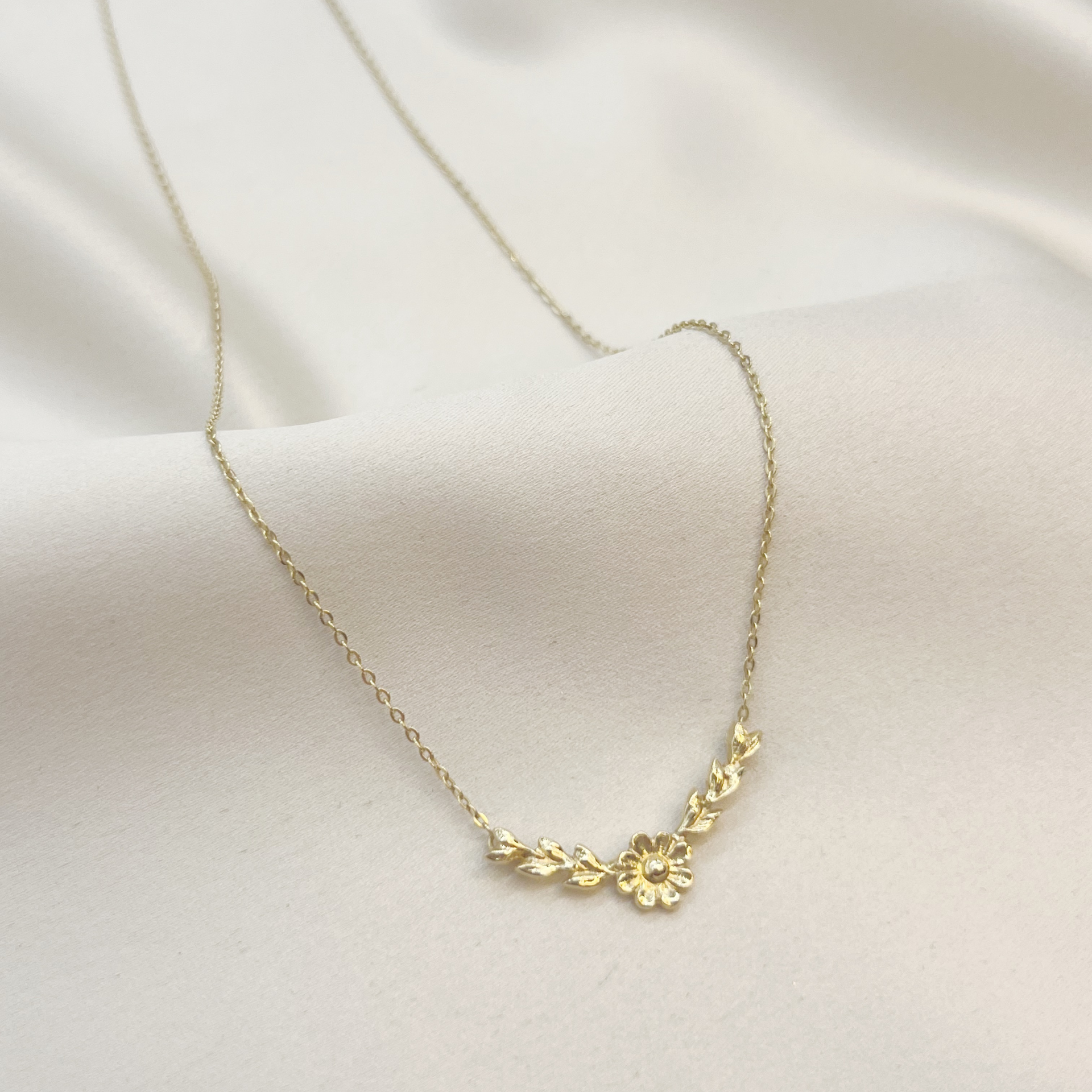 Collar arreglo floral en Oro Amarillo 18k