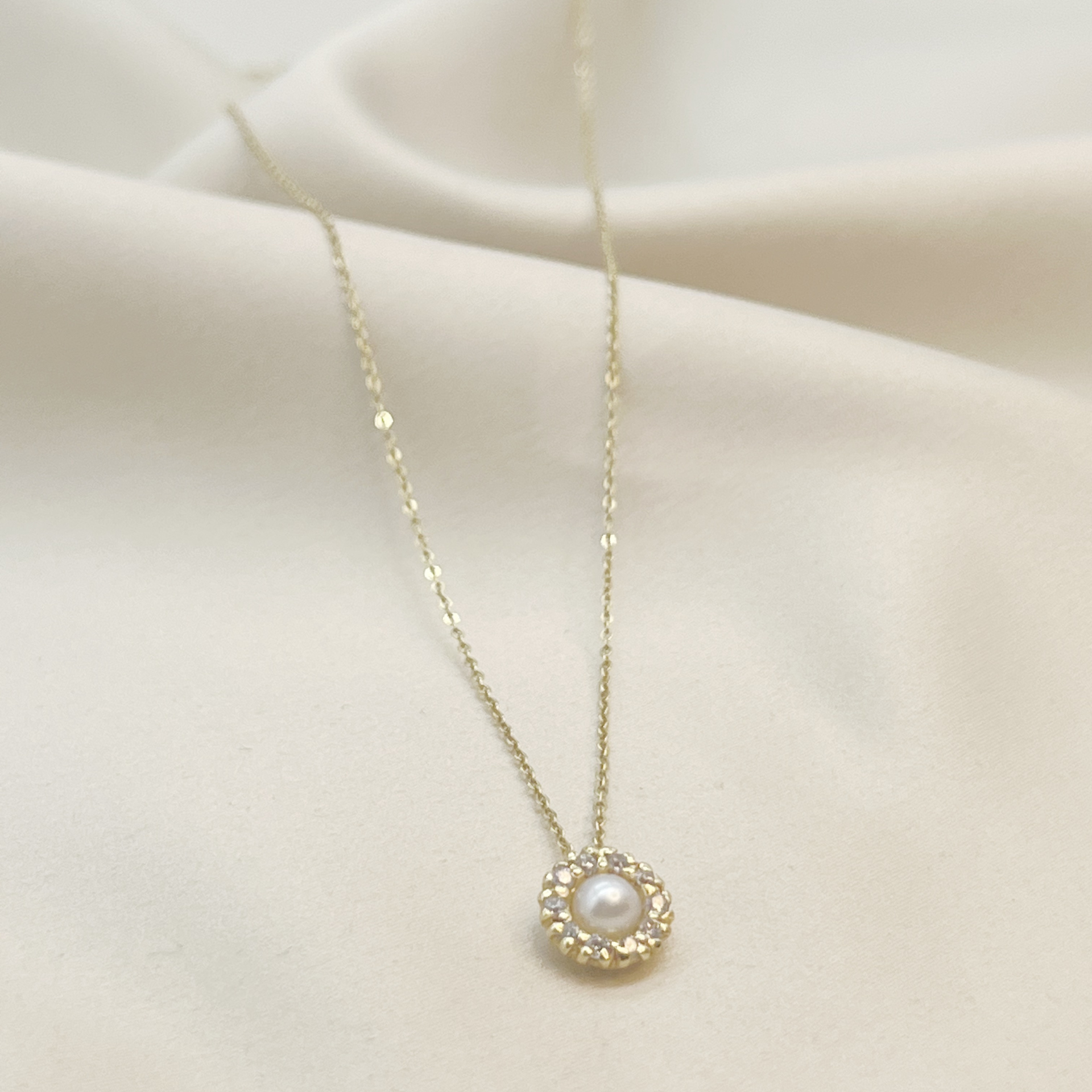 Collar Perla Halo de Circones en Oro Amarillo 18k