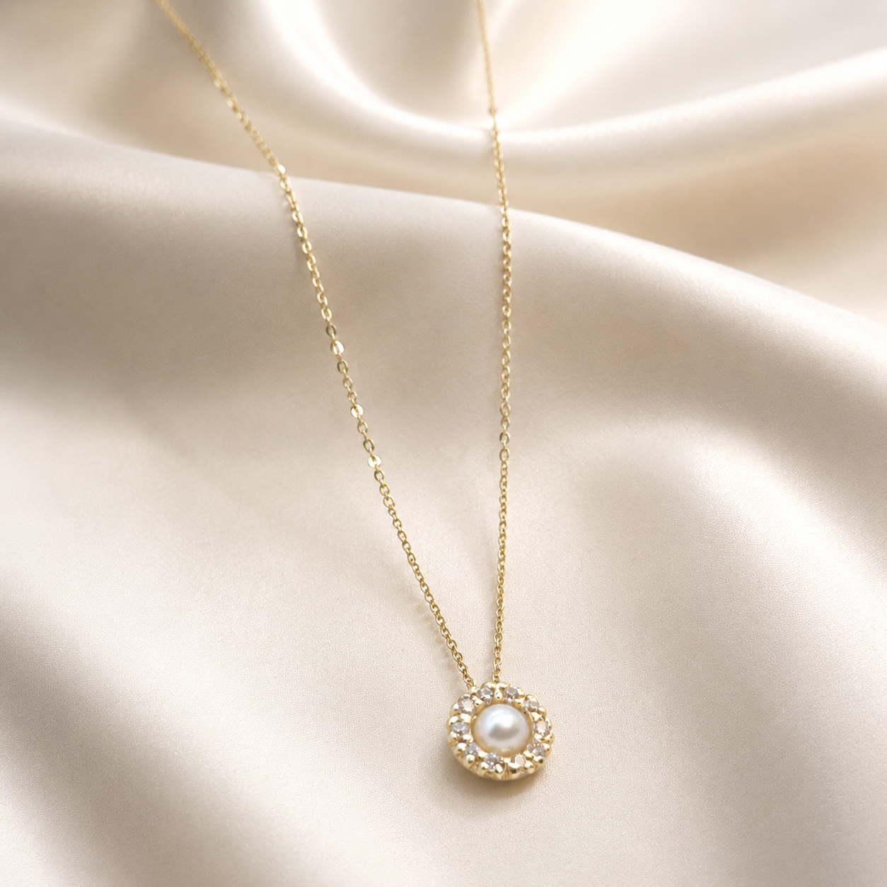 Collar Perla Halo de Circones en Oro Amarillo 18k