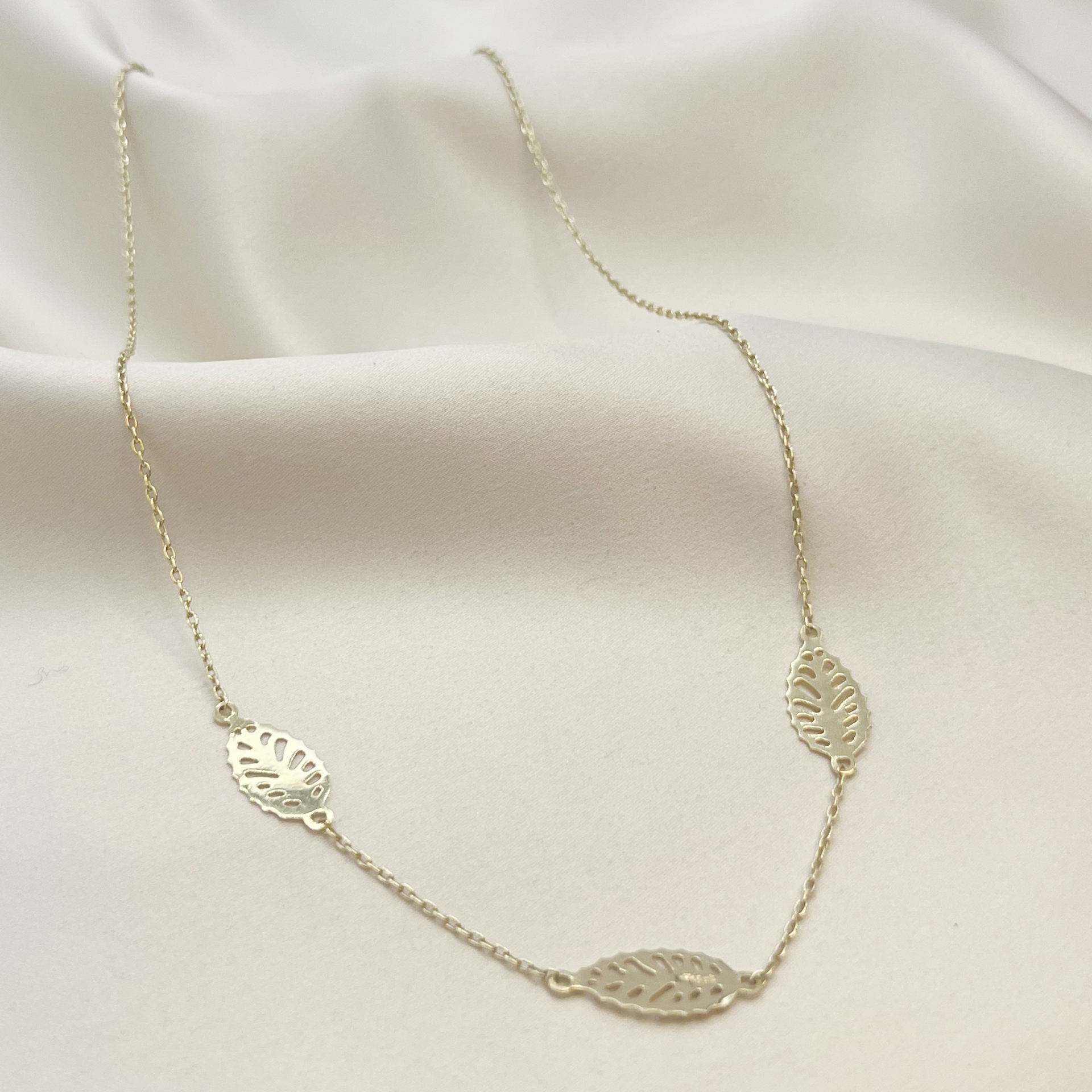 Collar Trío de Hojas Caladas en Oro Amarillo 18k