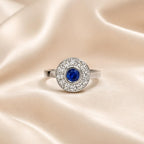 Anillo Halo de Zafiro y Diamantes en Oro Blanco Paladio 18K