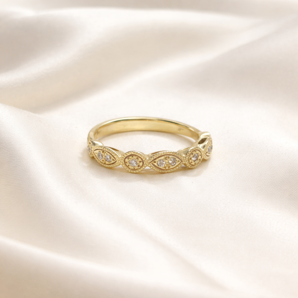 Anillo Cintillo Marquise ruleteado en oro amarillo 18kt