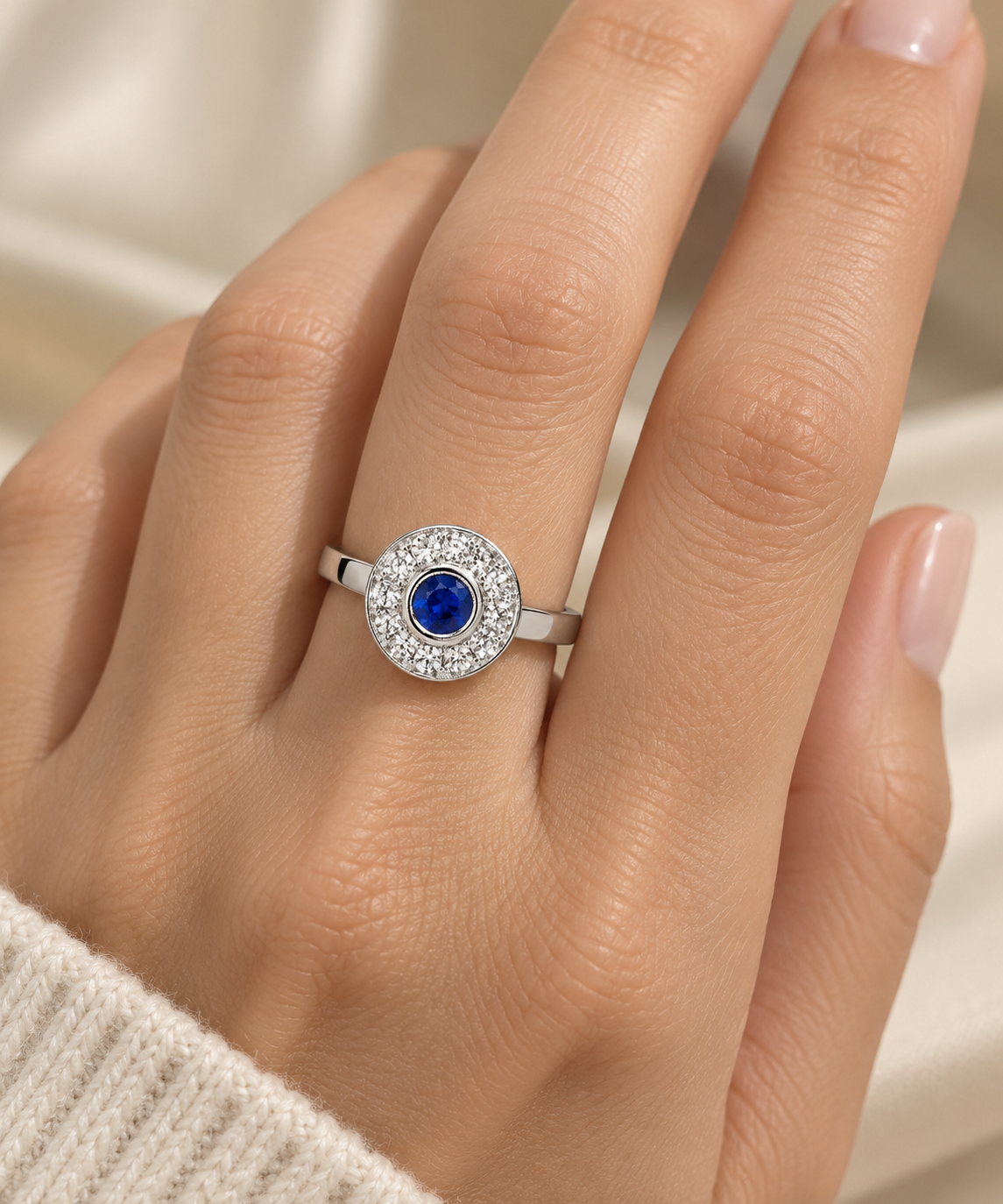 Anillo Halo de Zafiro y Diamantes en Oro Blanco Paladio 18K