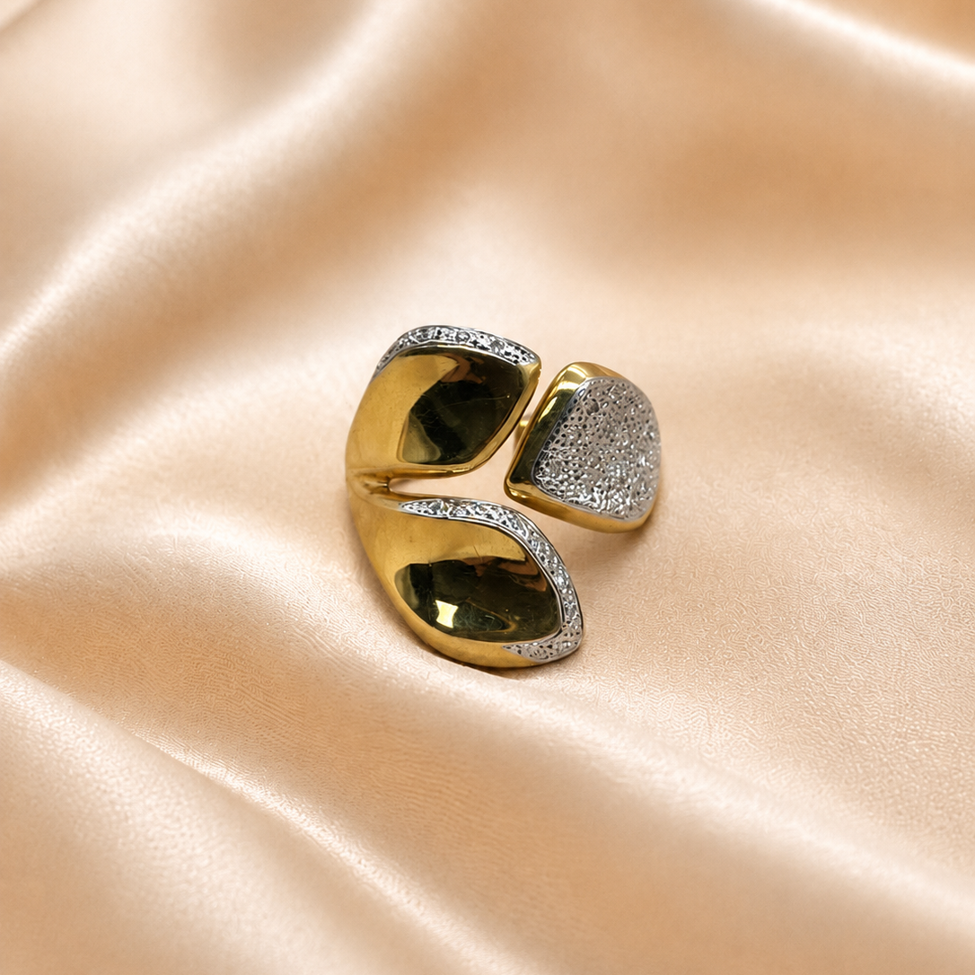 Anillo Tres Hojas Oro Amarillo 18k, Rodio y Diamantes