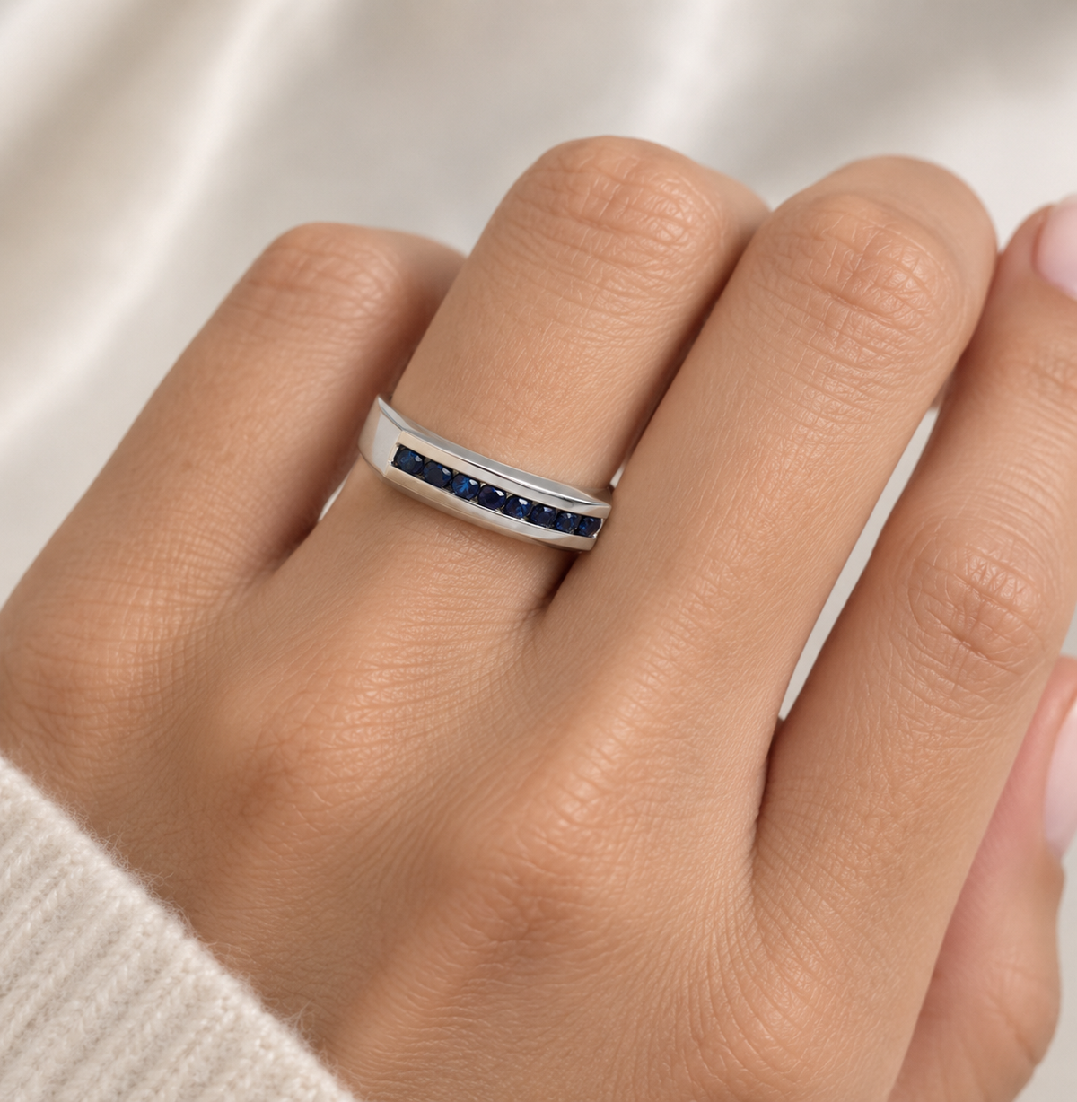 Anillo medio cintillo oro blanco paladio y zafiros