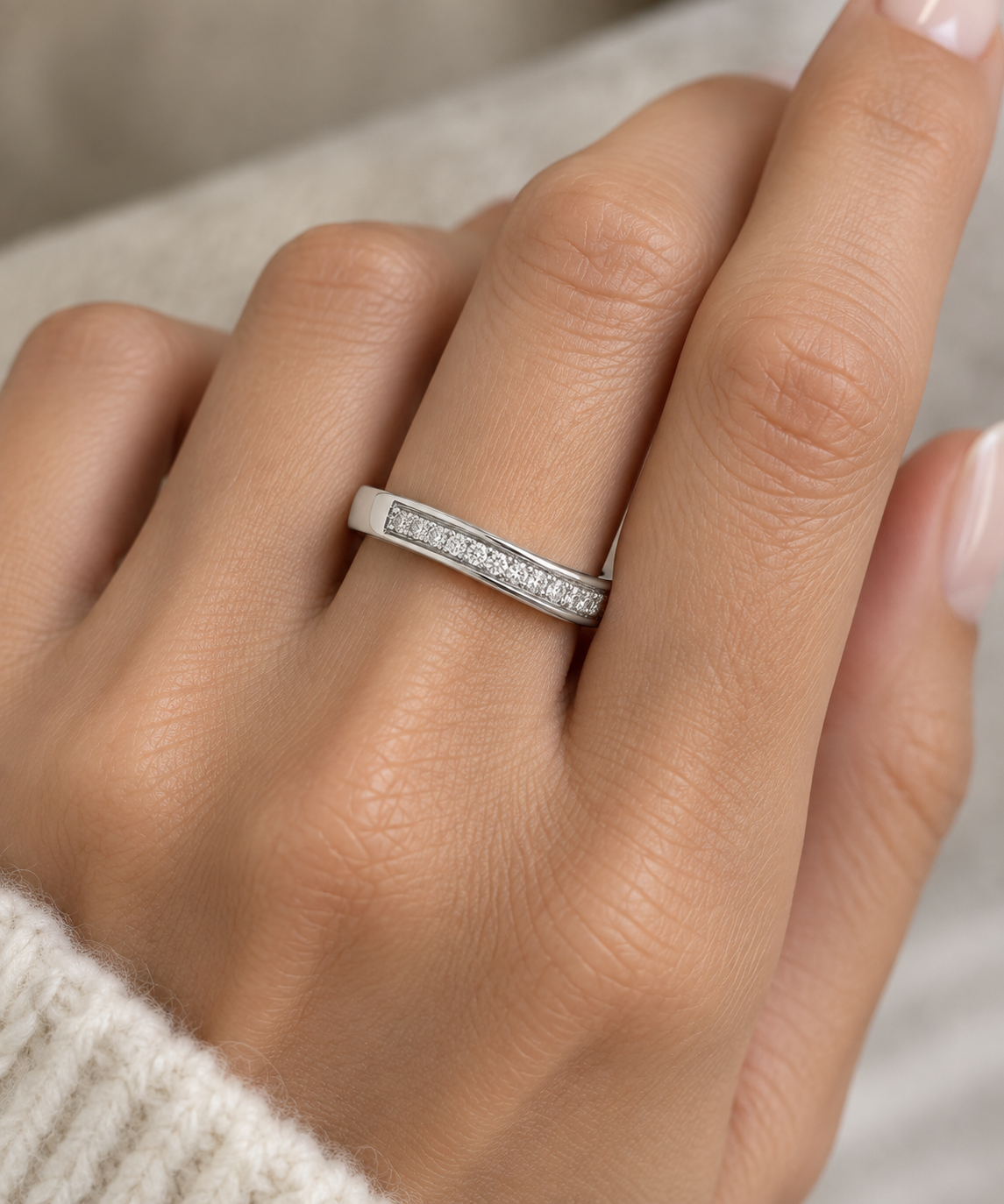 Anillo medio cintillo onda oro blanco y diamantes