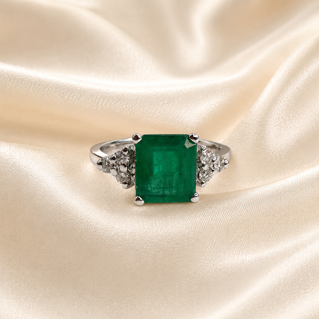 Anillo Esmeralda y Diamantes en Oro Blanco Paladio 18kt