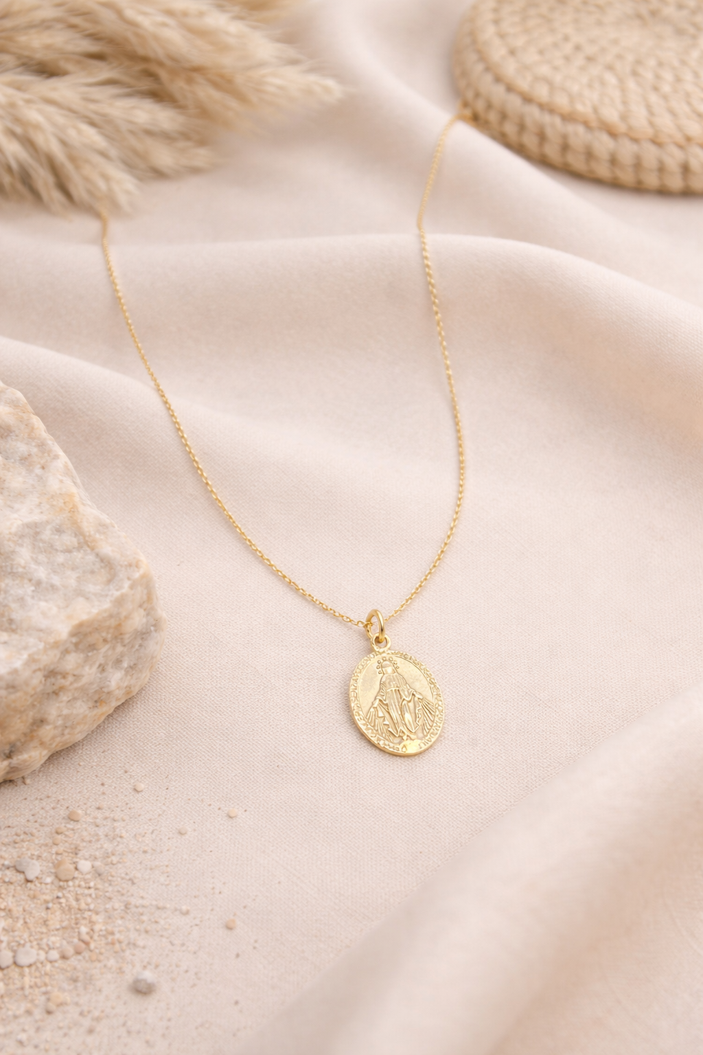 Medalla Virgen de los Rayos en Oro Amarillo 18k